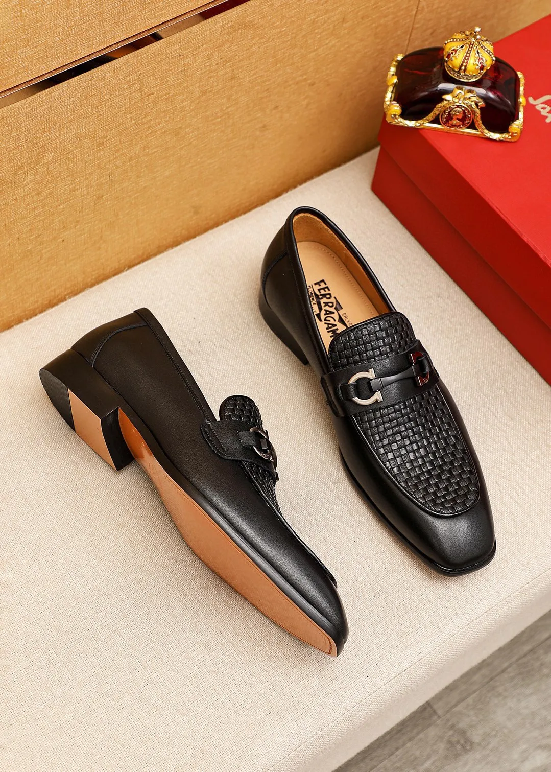 Men's shoes 💰442 💐 Product trademark: Ferragamo "Ferragamo" casual leather shoes Regular size: 38-44 (45.46🉑️customized) Product materials: Selected imported first-layer calfskin embossed upper + original hardware buckle, imported water-dyed cow leather lining. Strong three-dimensional visual effect, combined outsole Color: 1⃣️color optional